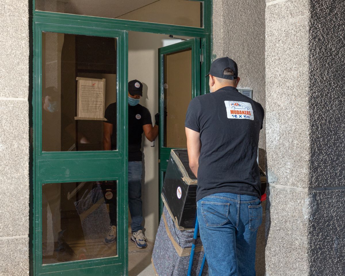 Una puerta abierta con un mudanza