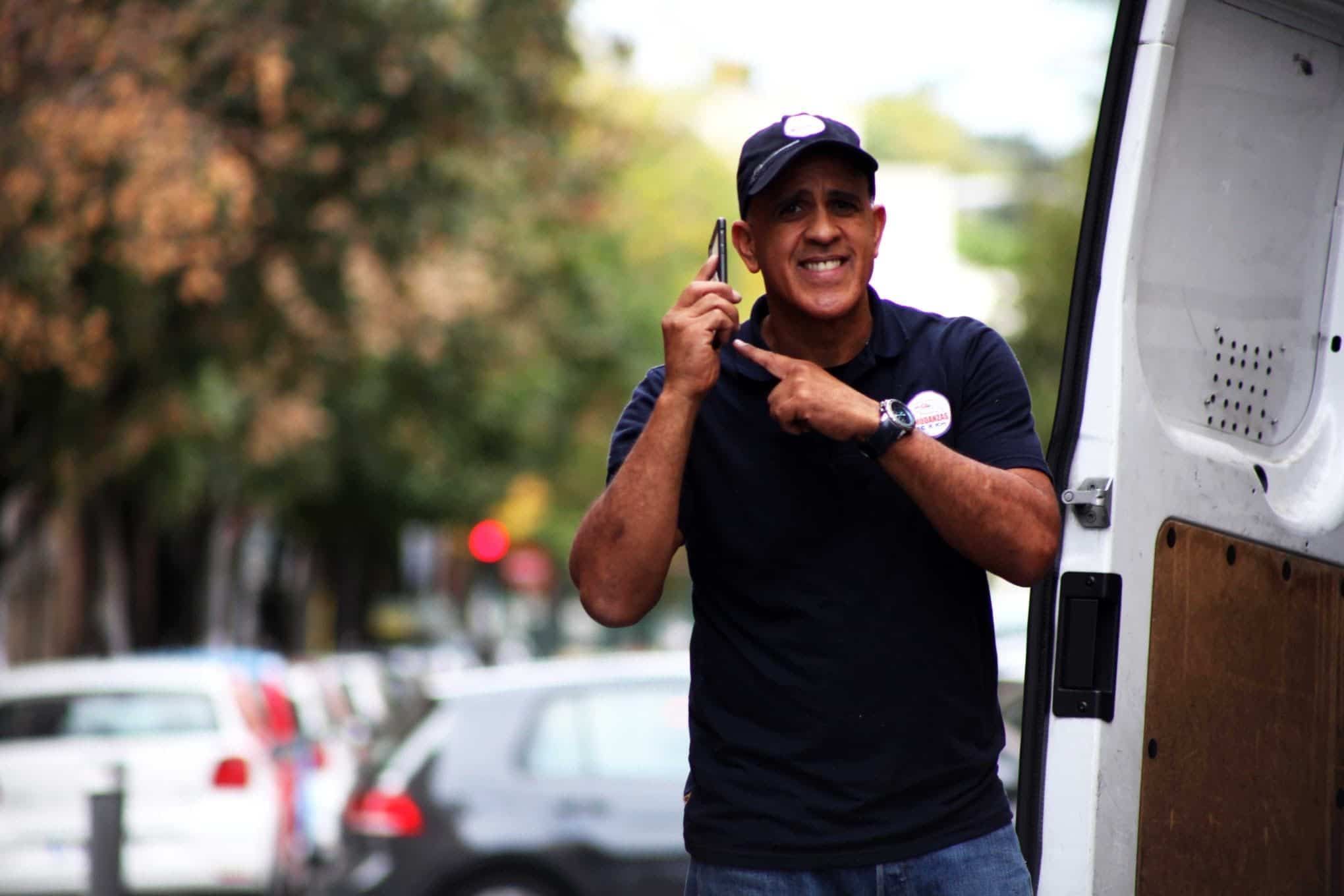 Carlos mostrando su teléfono