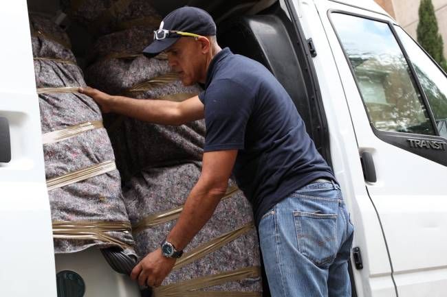 Carlos cargando su furgonettas