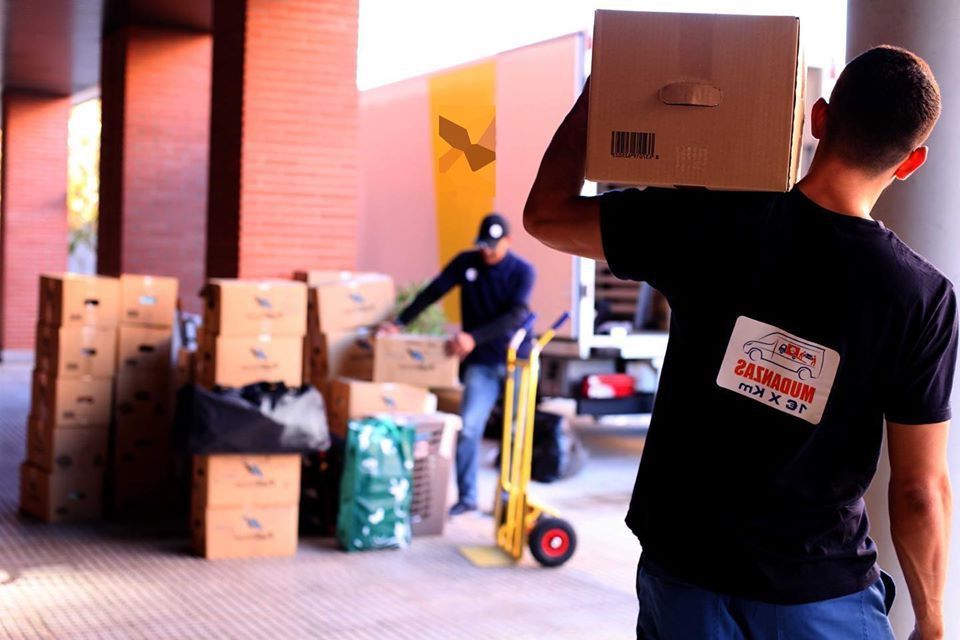 Alguien portando un carton